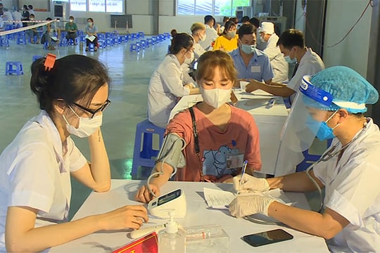 Công nhân phấn khởi khi được tiêm vaccine Vero Cell